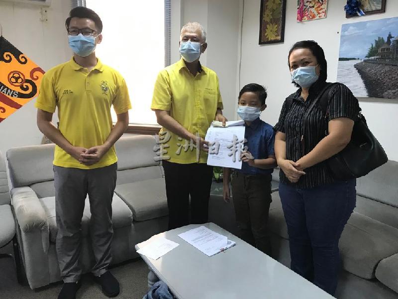 
人联党美里（卑尔骚）支部主席陈超耀（左二）移交公民权信件予男童马斯里诺。左为市议员刘奕杰。