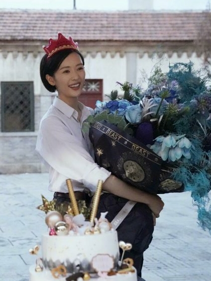 童瑶晒出在剧组庆祝35岁生日的照片，照片中，童瑶一头清爽短发，头戴皇冠，手捧鲜花，笑容甜美。