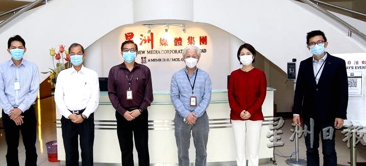 Goh Hin San (L2), Li Xiaoyan (R2) and Qiu Weijie (L1) pay a courtesy visit to Sin Chew Daily. They are welcomed by Koo Cheng (L3), Kuik Cheng Kang (R3) and Tan Kim Chuan (R1)