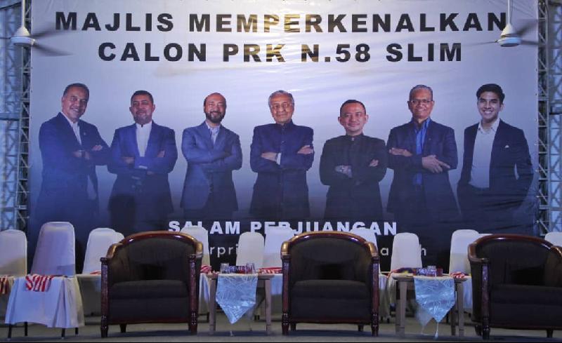原本只有6人的马哈迪派领袖有型合照，如今也“置入”了赛沙迪。