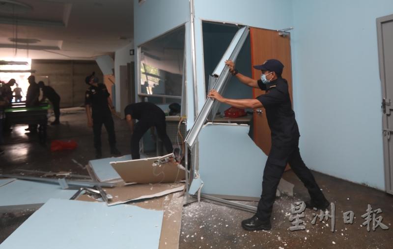 沙亚南市政厅联合多个单位突击违例商店，并采取执法行动。
