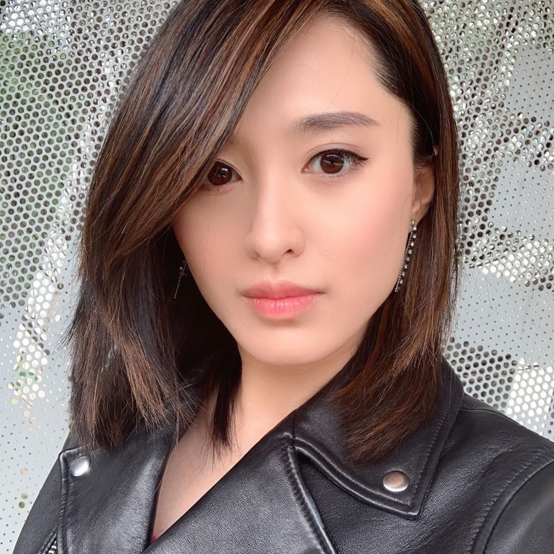 网民大赞胡鸿钧姐姐比其绯闻女友蔡思贝更美。