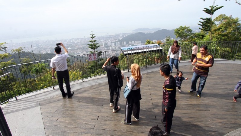 升旗山是槟城的地标之一，也是许多游客游槟时必访之地，从山顶可把槟威风景收进眼底。