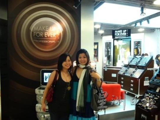 张慧仪（右）还是大学生时，就已经协助外国化妆品牌进军马来西亚市场，也因而有机会到法国巴黎进行考察。（受访者提供照片）