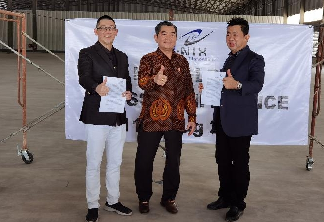 INIX科技大股东李杰（左起）、拿督陈春华和Lyglan产业公司董事拿督吕柏粱，为联营计划竖起拇指。