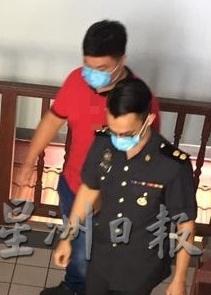 其中一名被告于退庭后离开法庭。