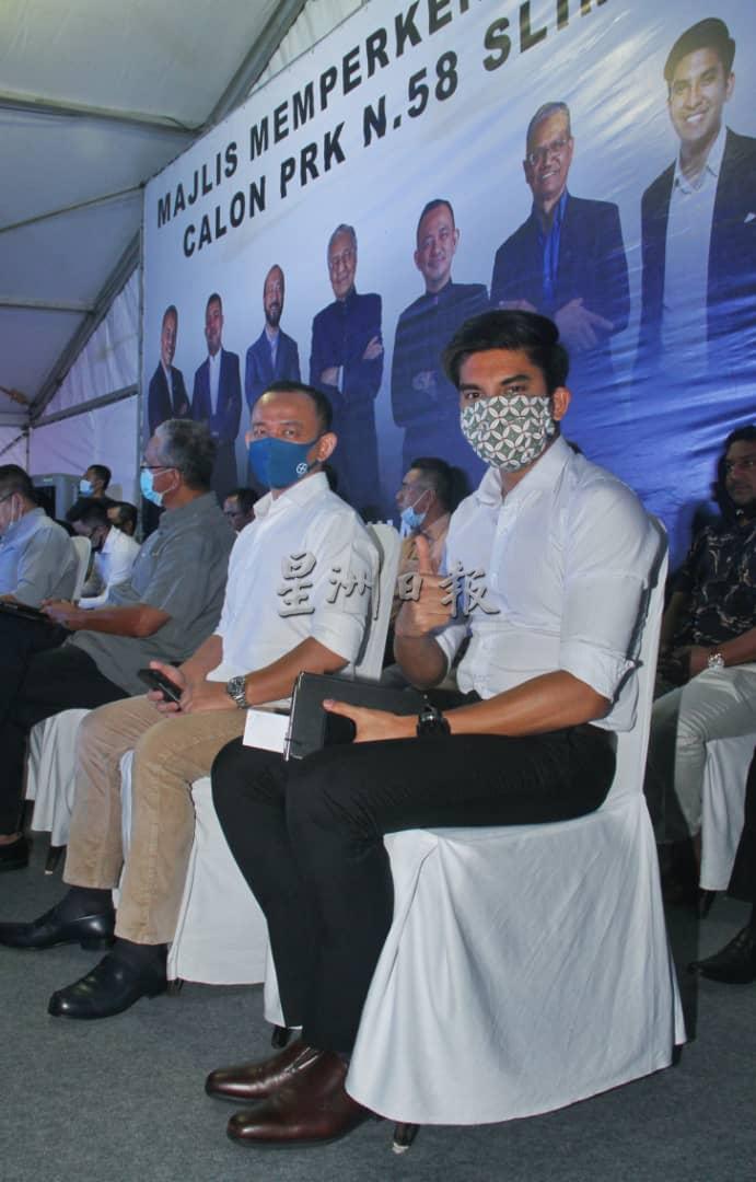 出席敦马哈迪派系候选人介绍仪式的赛沙迪，看到媒体拍摄，马上竖起拇指，坐在旁边的是马智礼。