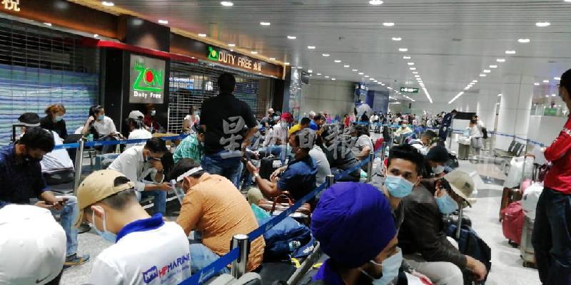 大批海外回国者被告知隔离中心已满而滞留在吉隆坡国际机场。（照片由读者陈小姐提供）