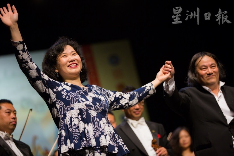 克劳迪娅．杨（左）、指挥家汤沐海（右）及中国国家交响乐团在吉隆坡首演2018年新版的《红楼梦》钢琴协奏曲。

