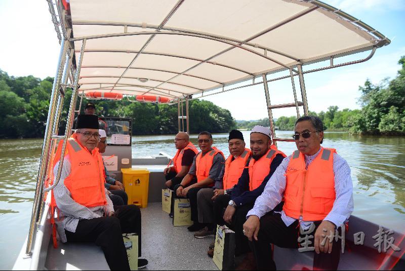 阿达南（右）与嘉宾们乘坐酒店提供的船，从久纳河一直到斯市首都的汶莱河进行游览活动。