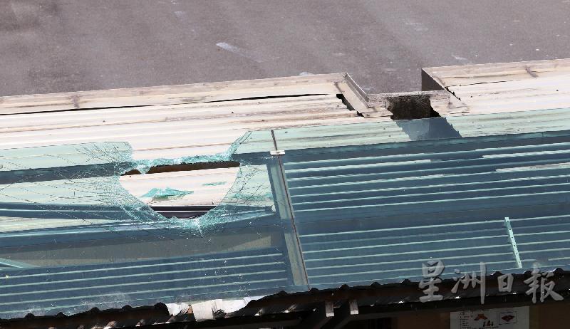 走廊上的玻璃被掉落的屋顶砸出一个大洞。