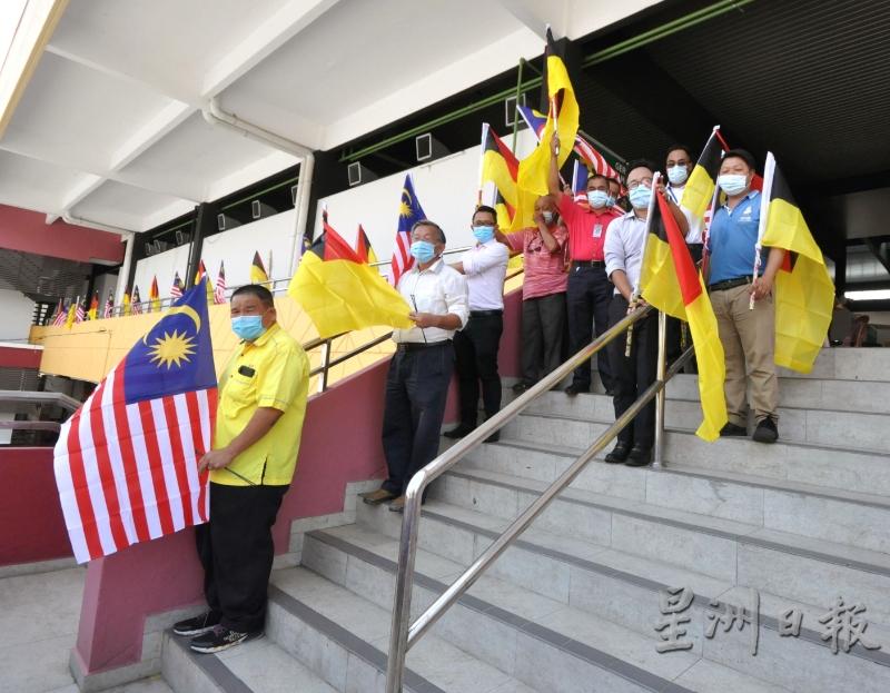许礼叠（左起）、周世扬、芙蓉市议员何永铧、吴勇汉（右二）等人呼吁贩商一同张挂国州旗，迎接国庆及大马日。