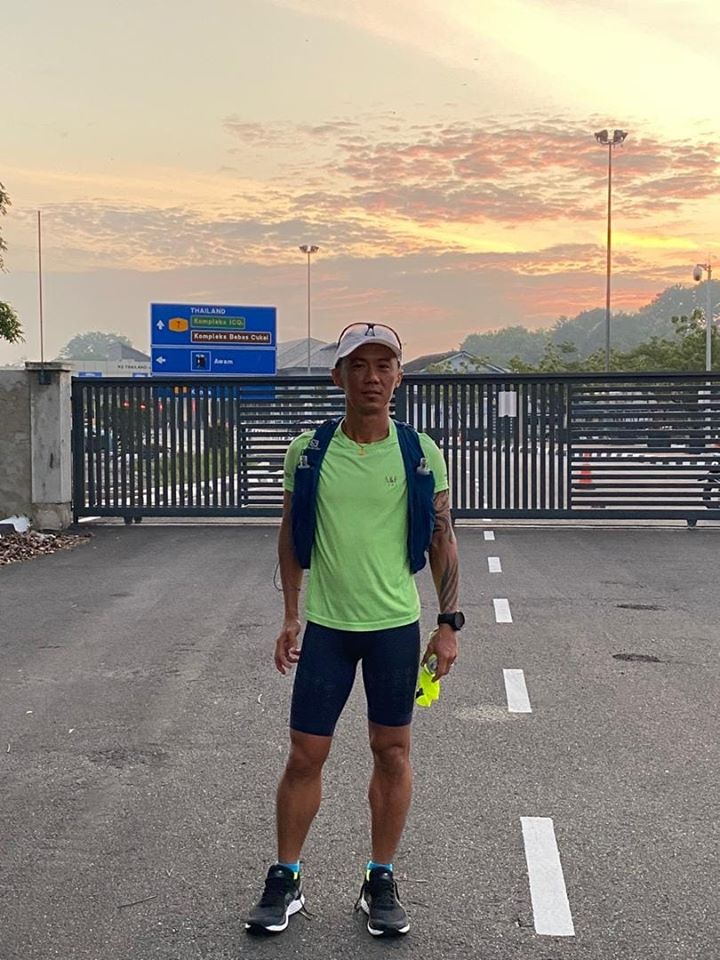 史迪芬在玻璃市的巴东勿刹起跑，展开纵横马来西亚1000公里的征途。（史迪芬脸书照片）