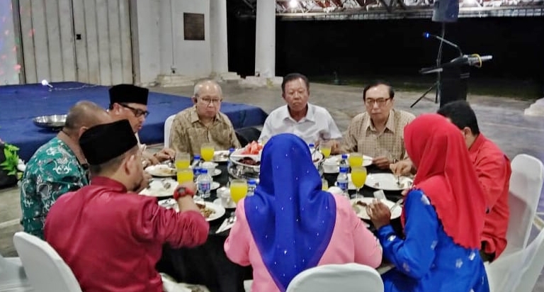 东姑拉沙里（左三）与话望生国阵领袖共餐。