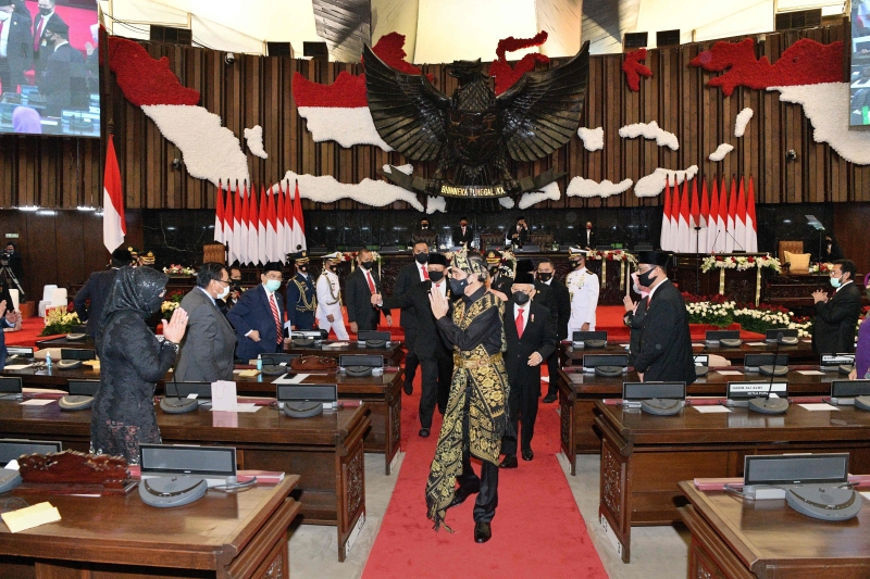 印尼总统佐科威（中）周五在国情咨文议会中表示，印尼必须借助冠病疫情重启经济体，加强粮食和能源安全，以及在本土生产更多的自然能源。（法新社照片）