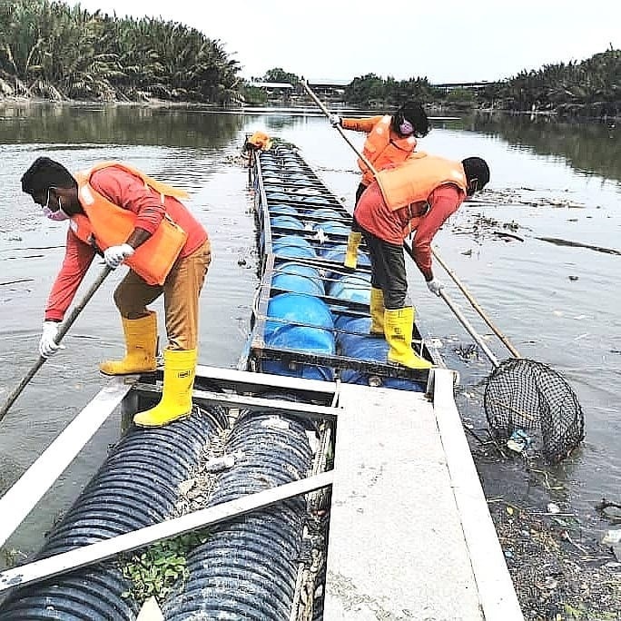 Landasan Lumayan私人有限公司派人将河内垃圾打捞起来，盼巴生河可变得更干净。（档案照）