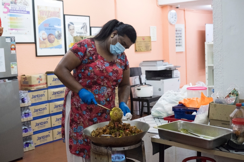 亚历山大（Alexandra Radu），马来西亚。在吉隆坡秋杰（Chow Kit），跨性别组织“大马福利与健康组织”（PKKUM）成员Malati在行管期间每天为数百人提供膳食。