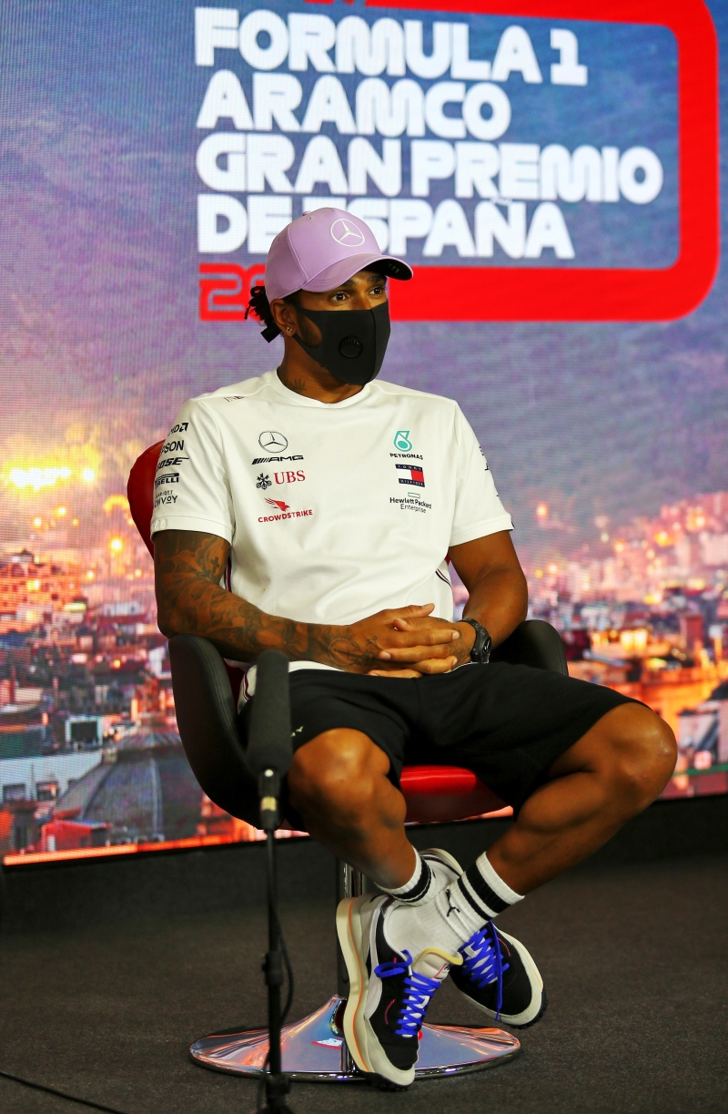 汉密尔顿日前在西班牙站F1赛前的新闻发布会上接受访问，他不担心FIA修改规则，限制车手在排位赛使用的引擎。（美联社照片）