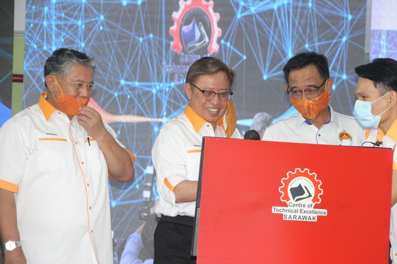 阿邦佐哈里（左二）受邀为砂拉越第一个5G测试台主持推展礼，左为慕西迪及右二为砂旅游、艺术及文化部长拿督阿都卡林。