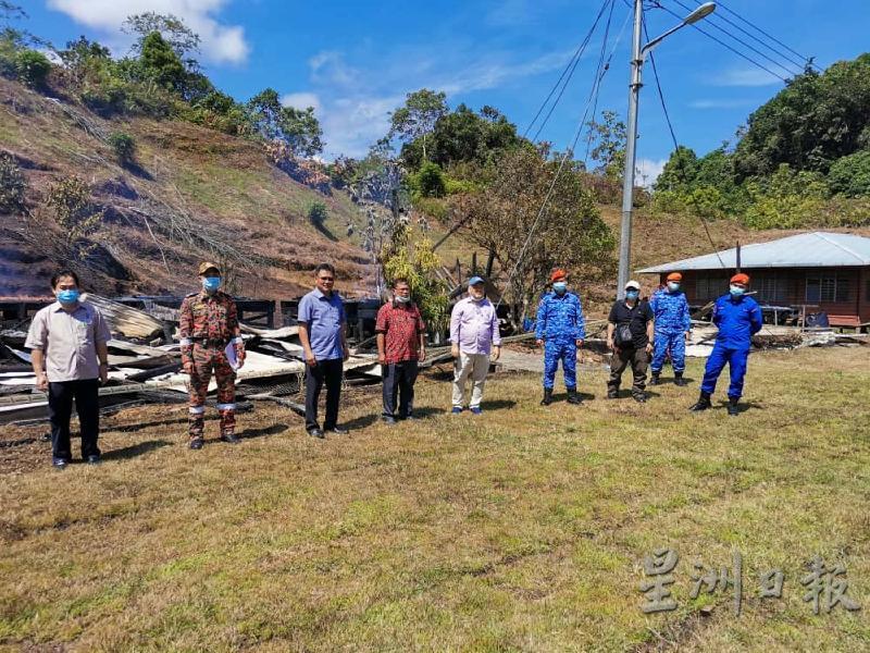 加帛縣長兼災難管理委員會主席傑里（左三）等到火災現場視察。