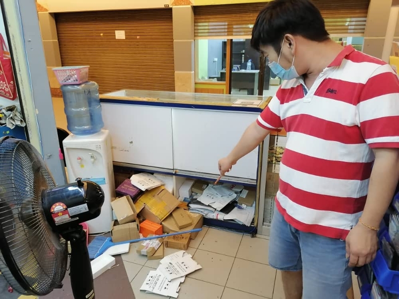 手机维修店业者“阿祥”表示，窃贼到来翻箱倒柜，除了偷走一些废弃的纸皮箱以外，并没有贵重物品失窃。