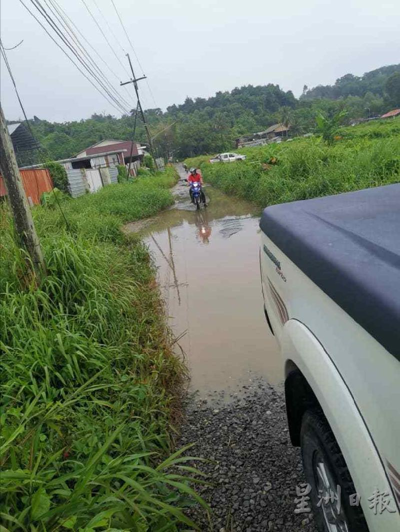 牛场村一带的甘榜哈志瓦希6号路每逢大雨后处处积水。