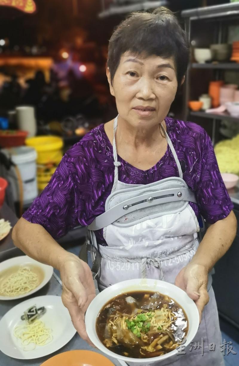 亚唛面档老板娘洪茂兰，卖了数十年的福州卤面， 是当地居民百吃不厌的面食之一。