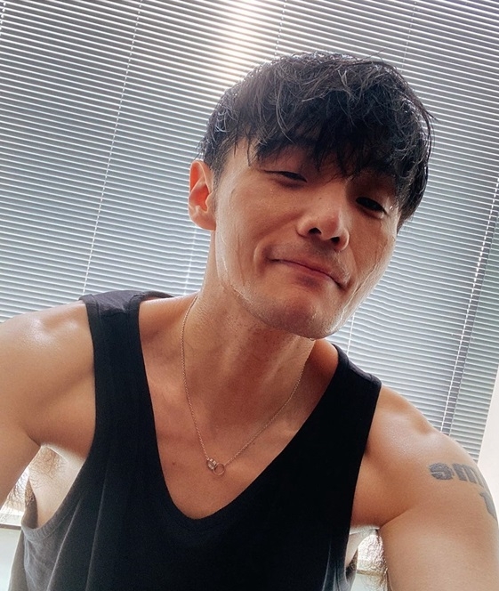 李荣浩在IG分享满脸爆汗的照片，被发现悄悄P图了。