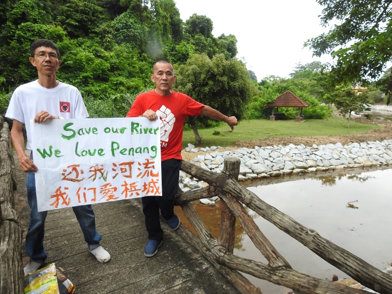 郑雨周(右）和蔡倡蔚：“我们不要人造河岸！”