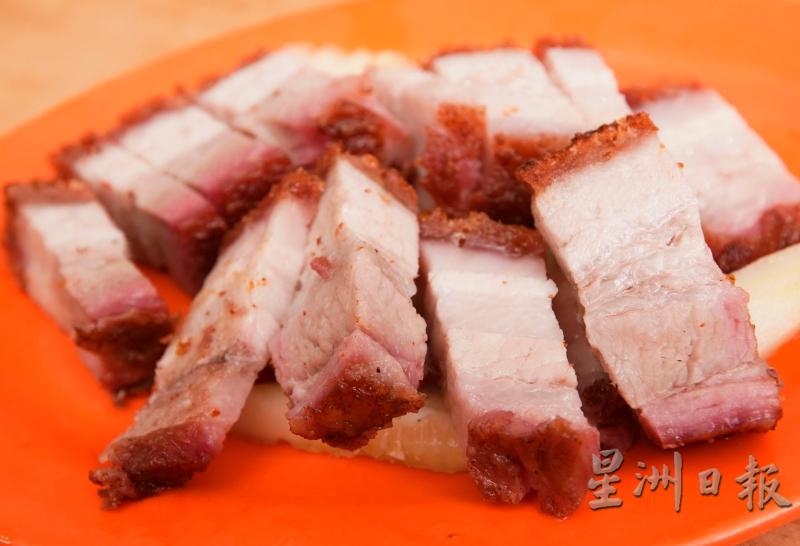 炭烧烧肉做法，火喉要拿捏得恰到好处，才能让人尝到皮脆肉香的可口烧肉。