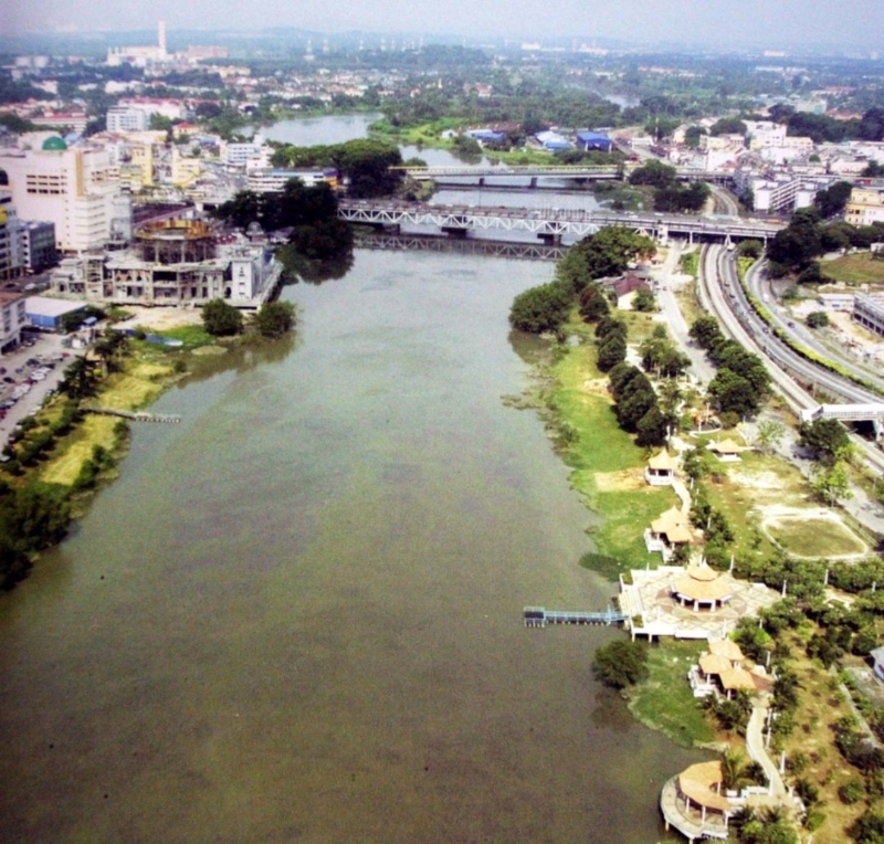 巴生河曾清澈透明，也曾是吉隆坡重要的运输水路，惟随着路陆基设发达后，巴生河水路也逐渐没落和遭到污染。（档案照）