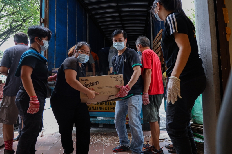 张恩宁（Annice Lyn），马来西亚。人权组织“难民避难所”创办人柯玉莉（左三）和其团队准备了数千份食物援助，派发给受疫情严重影响的难民家庭、移工和低收入市民。