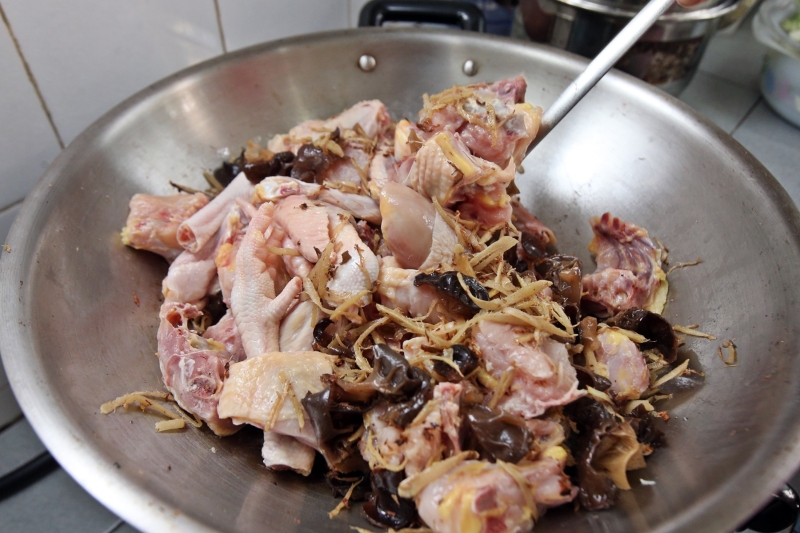 倒入鸡肉，炒至外熟内生，加入一些水，盖上锅盖将鸡肉焖熟。