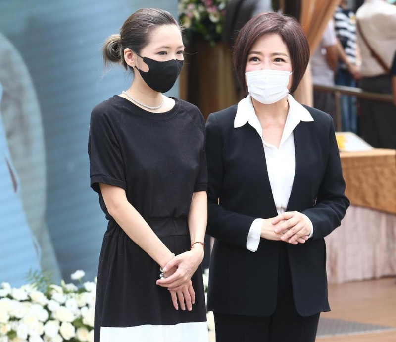 Makiyo（左）与于美人（右）戴口罩出席公祭。