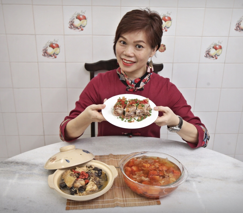 郭诗萍与读者分享三道料理的做法，即芋头糕、黄酒鸡及木瓜雪耳桃胶汤。