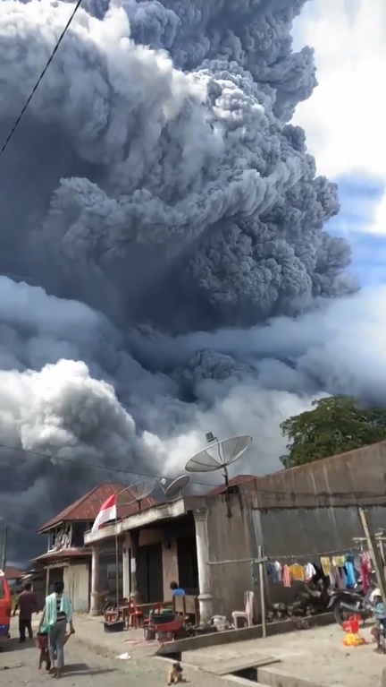 网传印尼苏门答腊岛锡纳朋火山的爆发会对我国和新加坡的空气质量造成影响，公众受促戴口罩。