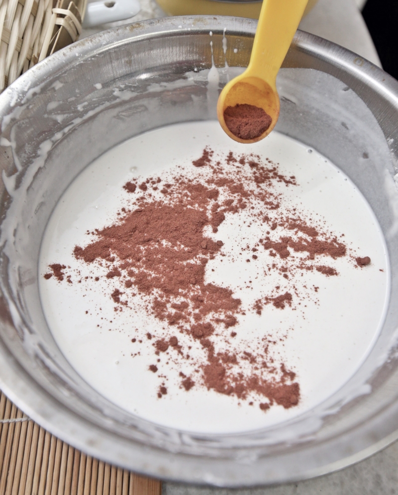 粘米粉加适量的水搅拌至糊状，再加入调味料，搅拌、调味。