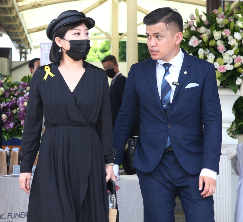 王彩桦（左）出席罗霈颖告别式，她认识罗姐30几年，心中满满不舍。