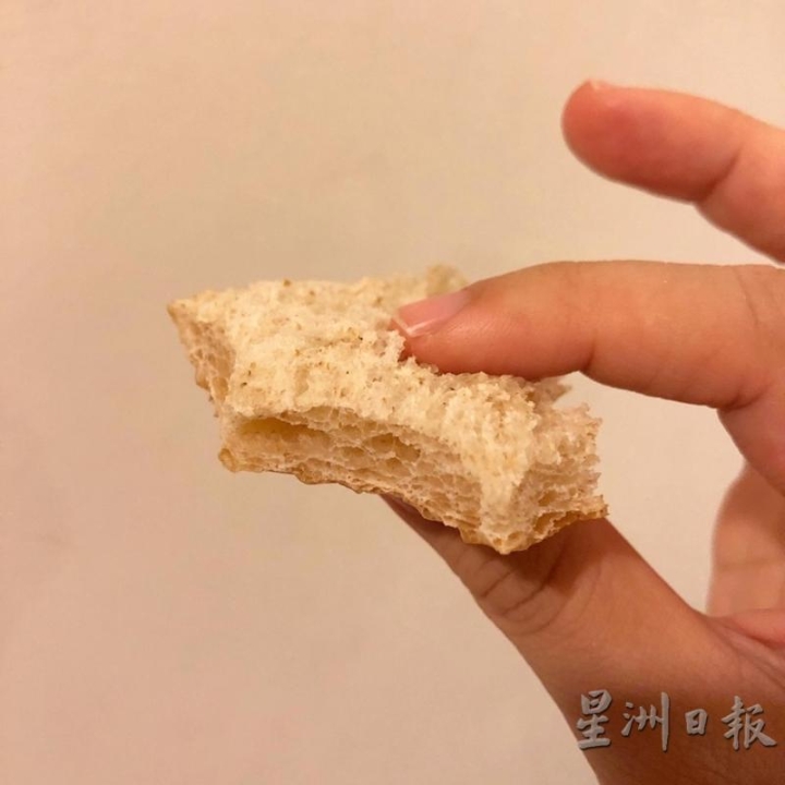 这么松软可口的白面包，我真是第一次吃过。

