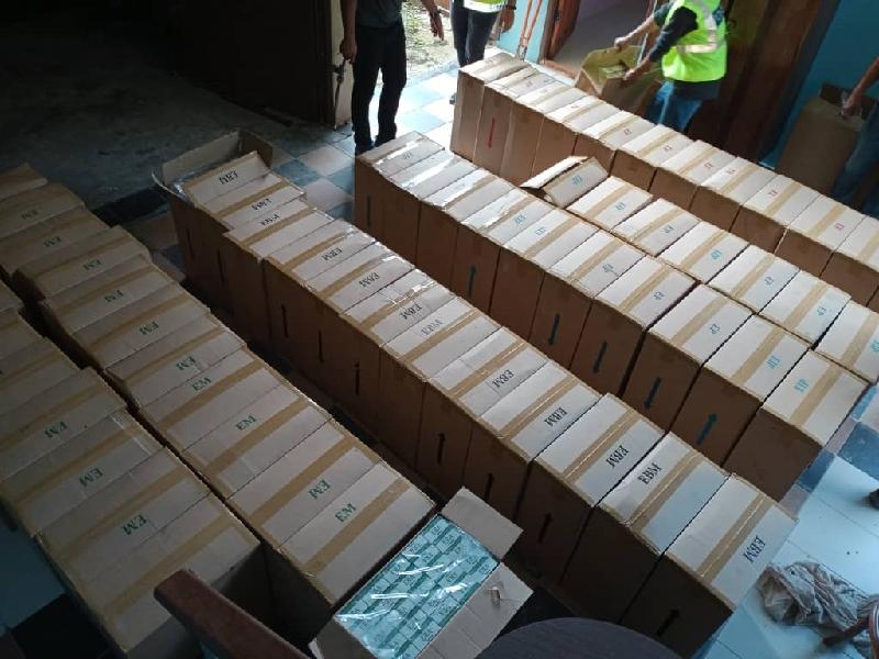 普通警察行动部队在宁木地区一间燕屋查获3320盒走私香烟。