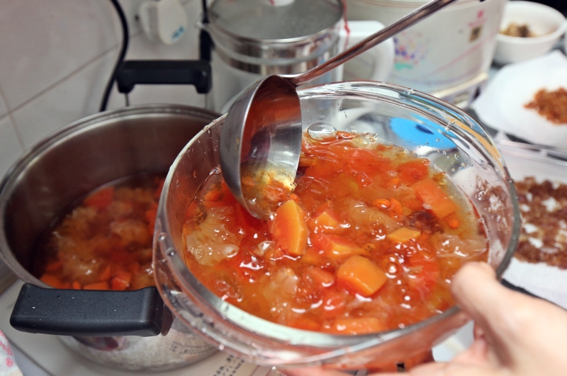 将蜜枣、红枣及雪耳倒入锅里熬煮约45分钟，然后放入木瓜熬煮15至20分钟。接着，放入冰糖与枸杞煮一会儿，最后放入桃胶，煮一会儿就可熄火放凉，取出盛碗。注：桃胶不可煮太久，会化掉。