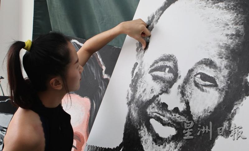 除了东姑阿都拉曼，雪媛也用拇指画出敦善班丹和敦陈祯禄的肖像画。