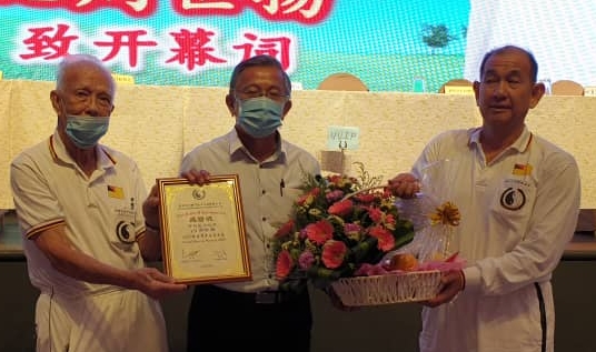 刘志忠（右）和森太极气功18式体育总会署理会长刘善庆（左）颁发纪念品给开幕嘉宾周世扬。