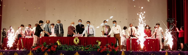 洪慧娥（前排左起）、陈伟雄、童星存、何朝东、郑振贤、黄剑锋、林俊民和黄锦发一起切下庆祝宽柔107周年的蛋糕。
