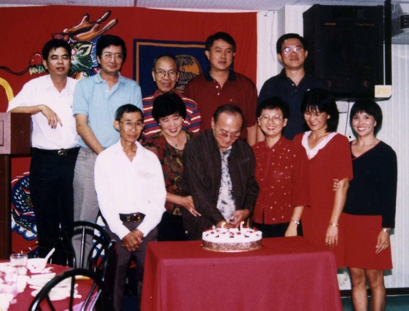 覃秋璇（右三）当年陪同何平老师切生日蛋糕。