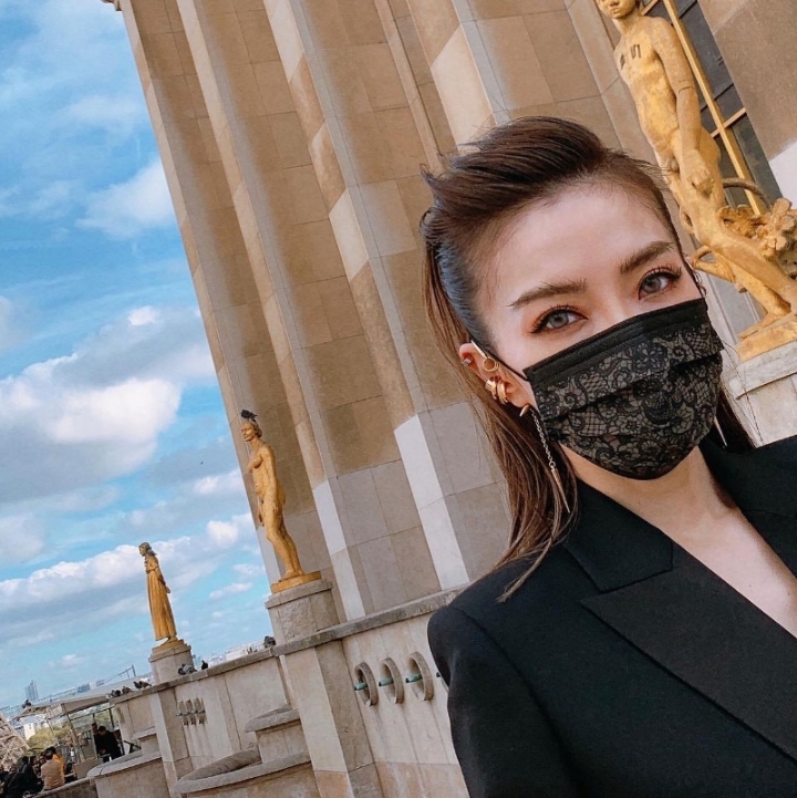 谢金燕早前推出的联名中卫黑色蕾丝口罩，在台湾掀起抢购潮 。
