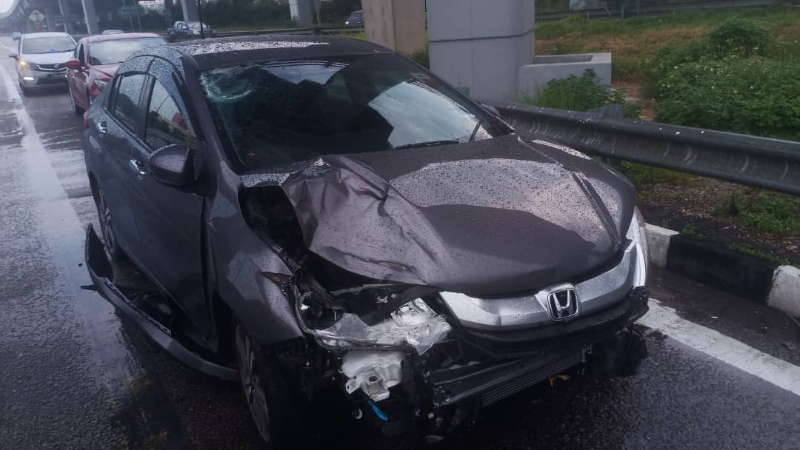 在从右至左切换车道时，从后撞上死者摩哆车的本田城市轿车，右前方损坏严重。