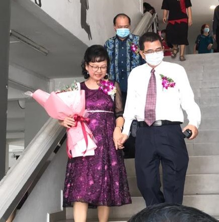 覃秋璇的退休仪式结束后，张顺贤紧紧牵著她离开掌校了近6年的中华一校。