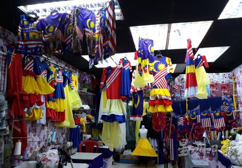 一到8月，玛哈妮都会把国旗服装挂满店里，让路过者无法不注意到这些服装。