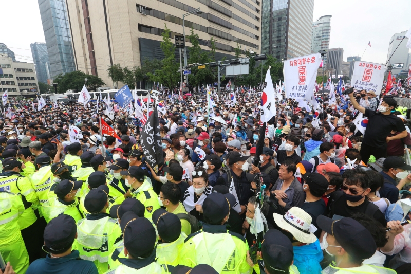趁光复节75周年，韩国保守派分子试图游行至青瓦台，呼吁总统文在寅下台。(美联社照片)